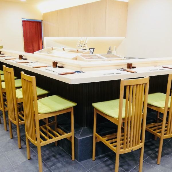 洗練された和モダンな店内は、女性お一人でも入りやすくなっております。