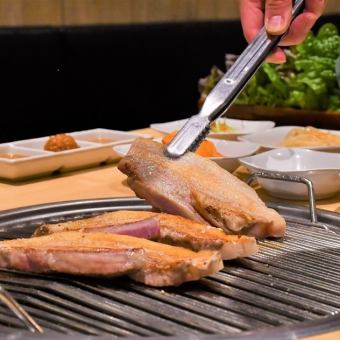 【僅限週六、週日、假日/早鳥優惠/炭烤五花肉+無限暢飲】新鮮蔬菜和小菜無限暢吃+最終餐】