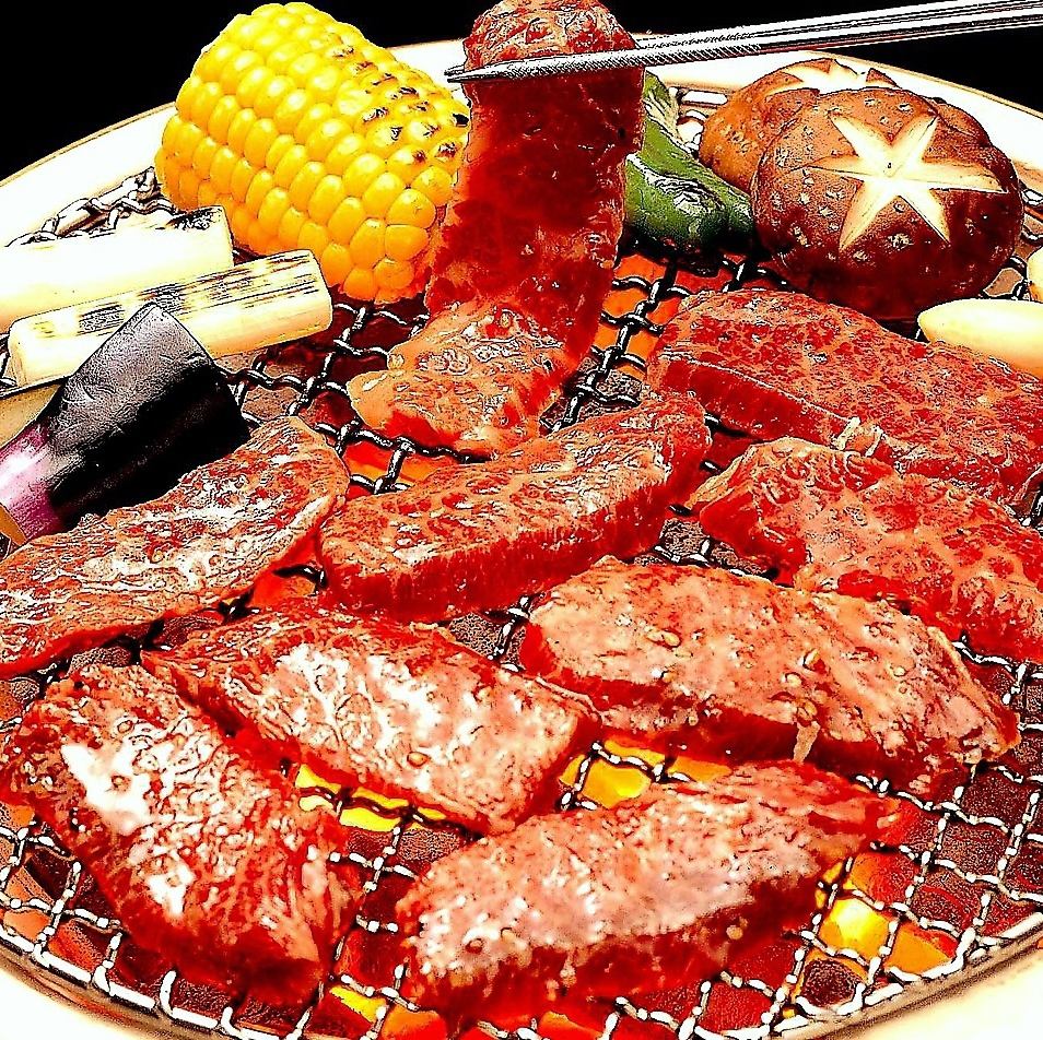職人が手切りしているこだわりのお肉を炭火で焼くため香ばしさ、肉の旨みに違い有り！